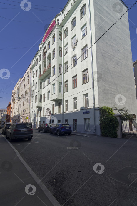 Скачать Старый многоквартирный дом в центре Москвы. фотосток Ozero