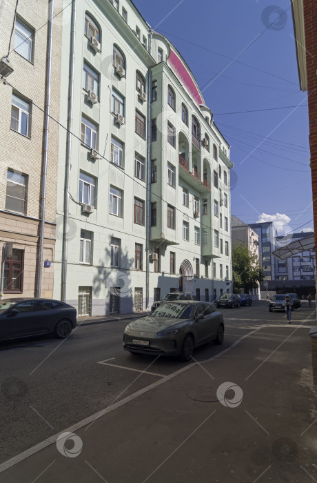 Скачать Старый многоквартирный дом в центре Москвы. фотосток Ozero