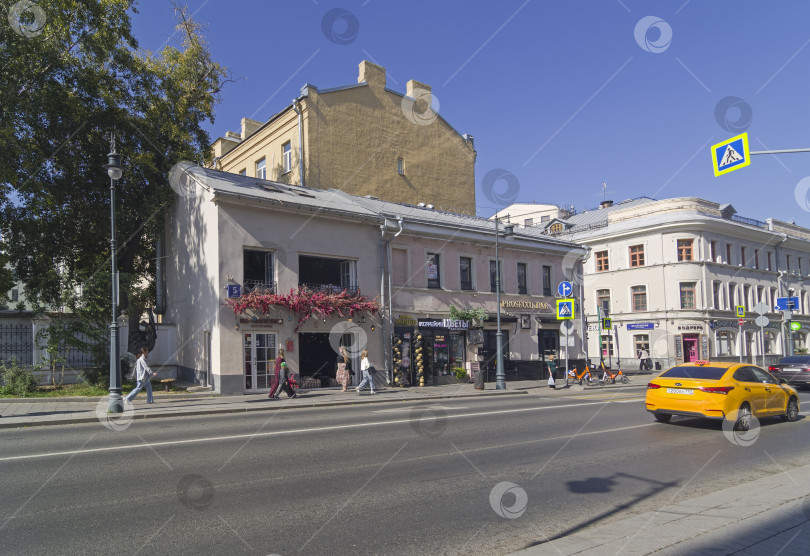 Скачать Старинные двухэтажные дома в центре Москвы фотосток Ozero