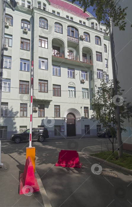 Скачать Старый многоквартирный дом в центре Москвы. фотосток Ozero