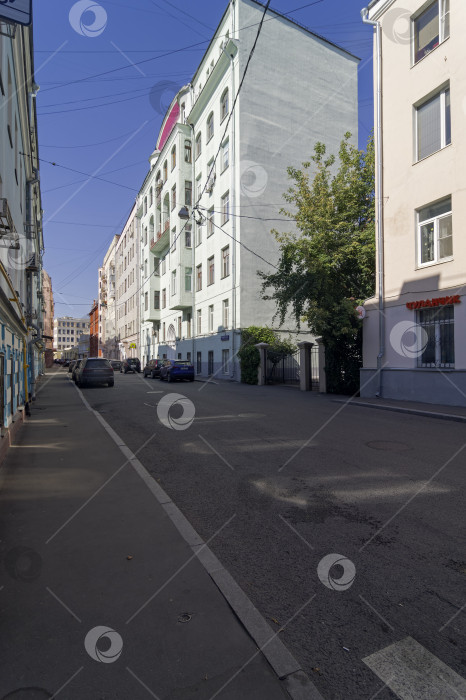Скачать Старый многоквартирный дом в центре Москвы. фотосток Ozero
