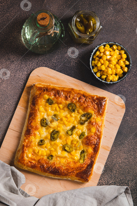 Скачать Традиционная мексиканская пицца с халапеньо, сыром и кукурузой на доске в вертикальном виде фотосток Ozero
