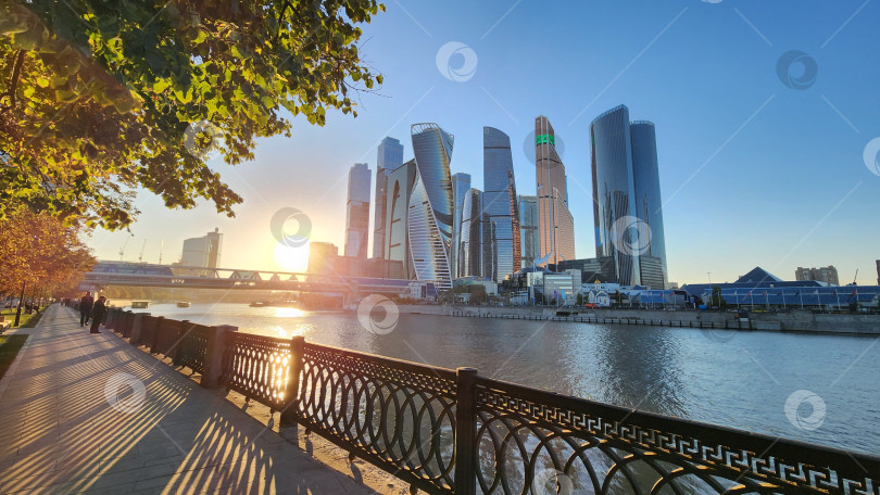 Скачать Осенний вид на Москва-Сити с набережной Тараса Шевченко на закате солнца фотосток Ozero
