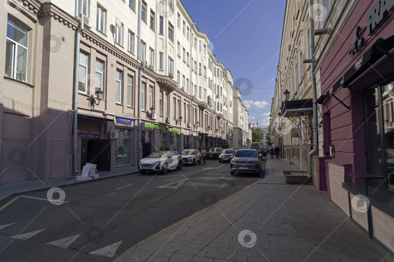 Скачать Старый многоквартирный дом в центре Москвы. фотосток Ozero