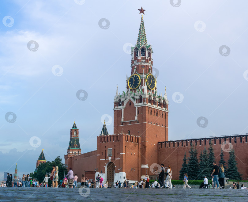 Скачать Вид на Спасскую башню Московского Кремля с Красной площади фотосток Ozero