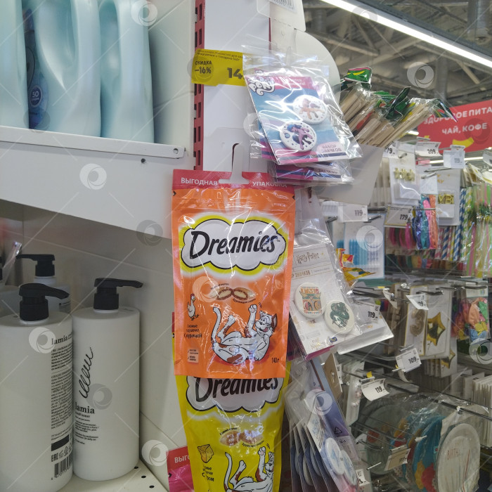 Скачать Отдел лакомства для кошек в магазине "Магнит". фотосток Ozero