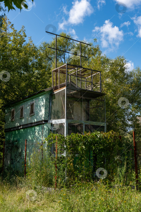 Скачать Заброшенная голубятня среди деревьев фотосток Ozero
