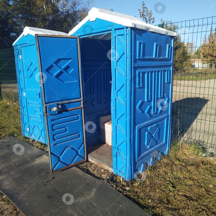 Скачать Туалет на спортивной площадке. фотосток Ozero