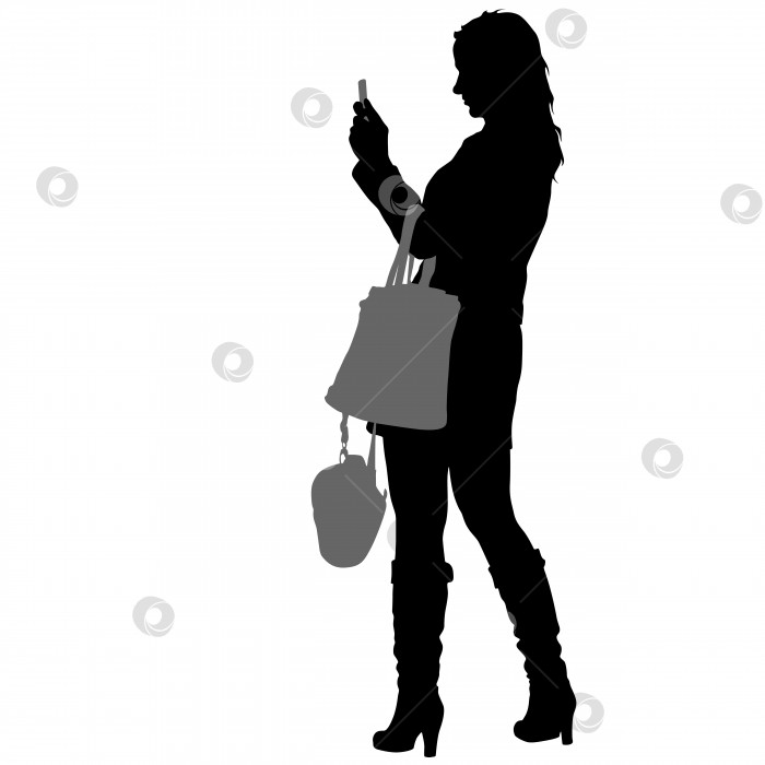 Скачать Силуэты женщины, делающей селфи со смартфоном на белом фоне фотосток Ozero