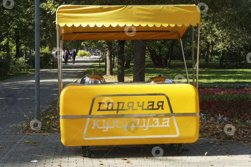 Скачать Тележка (торговая стойка) для продажи горячей кукурузы в парке фотосток Ozero