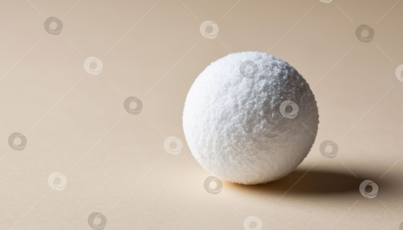 Скачать Один идеальный снежок, изолированный на нейтральной полосе фотосток Ozero