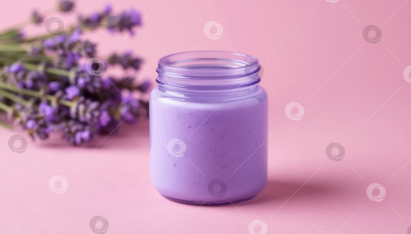 Скачать Баночка пастельной лаванды с нежной текстурой и розовым фоном. фотосток Ozero