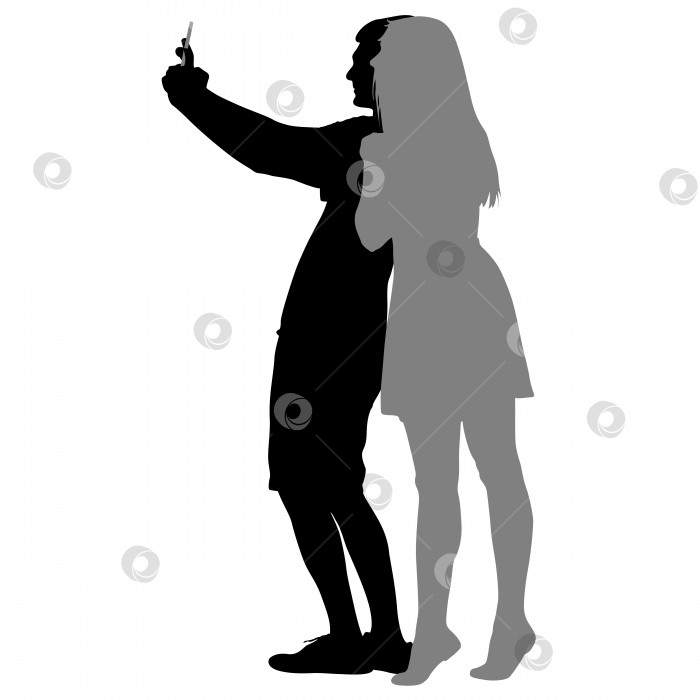 Скачать Силуэты мужчины и женщины, делающих селфи с помощью смартфона на белом фоне. Векторная иллюстрация фотосток Ozero
