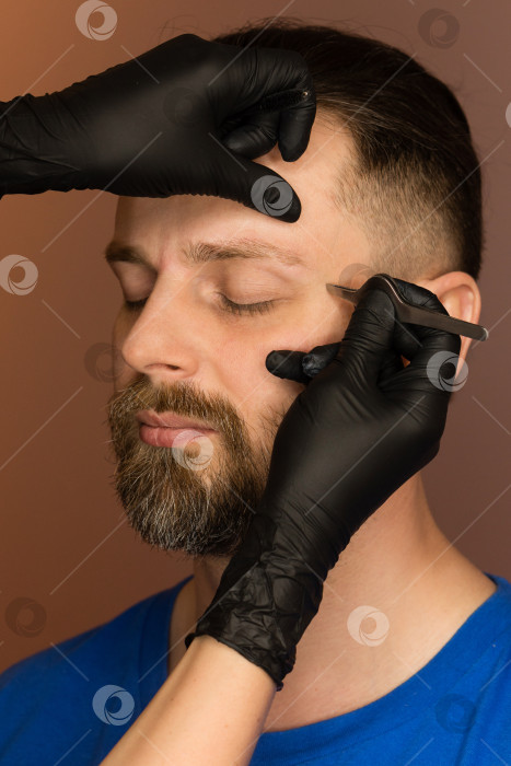 Скачать Коррекция формы бровей клиенту-мужчине фотосток Ozero