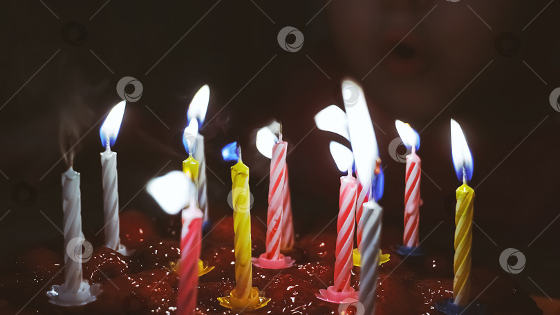 Скачать Малышка празднует свой день рождения и задувает свечи на домашнем торте в помещении. День рождения для детей. избирательный фокус фотосток Ozero