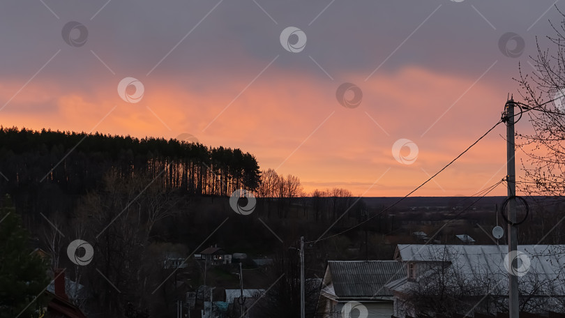 Скачать Красный закат на фоне холма, дома спускаются к подножию дороги. фотосток Ozero