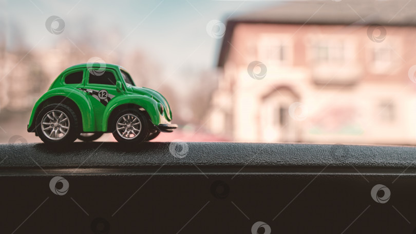 Скачать Маленькая зеленая машинка с резиновыми колесами, металлическим кузовом, игрушка для детей. Избирательный фокус фотосток Ozero