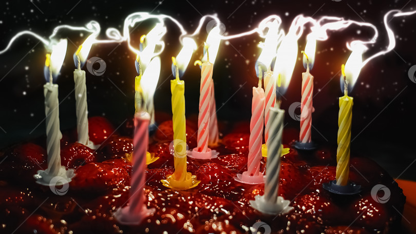 Скачать Малышка празднует свой день рождения и задувает свечи на домашнем торте в помещении. День рождения для детей. избирательный фокус фотосток Ozero