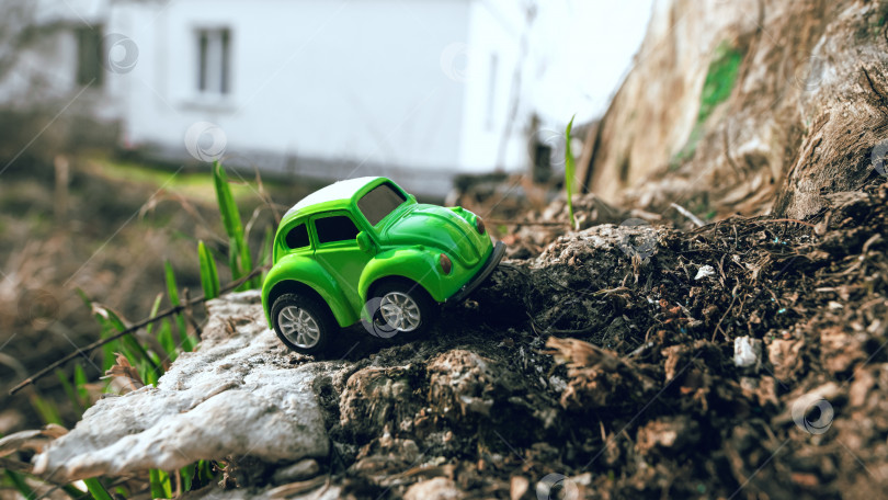 Скачать Маленькая зеленая машинка с резиновыми колесами, металлическим кузовом, игрушка для детей. Избирательный фокус фотосток Ozero