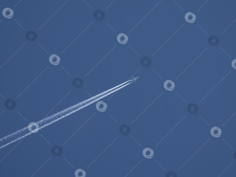 Скачать Самолет летит на фоне голубого неба фотосток Ozero