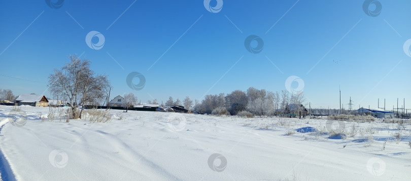 Скачать Окраина деревни зимой. Снежная равнина на окраине деревни. фотосток Ozero