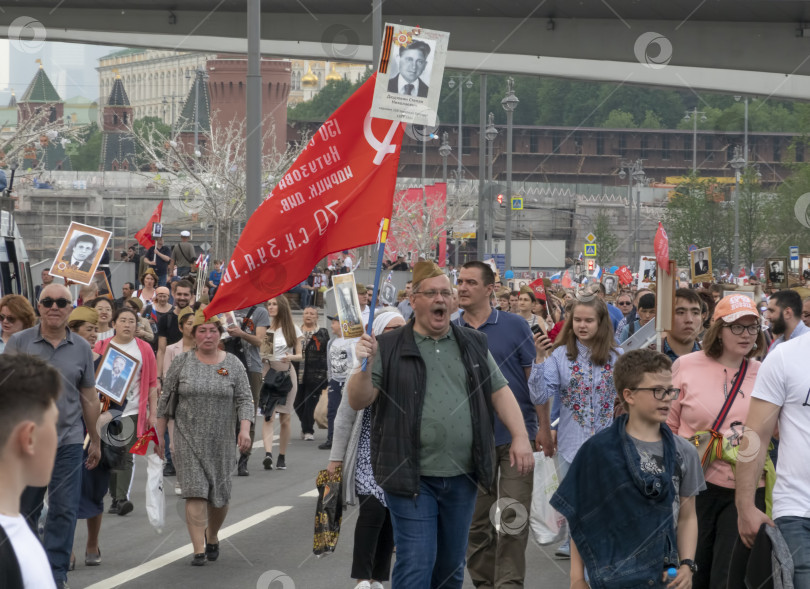 Скачать МОСКВА, РОССИЯ, 09 мая 2019 года: Более миллиона человек всех возрастов принимают участие в параде "Бессмертного полка", посвященном памяти близких, погибших во Второй мировой войне, после государственного парада Победы фотосток Ozero