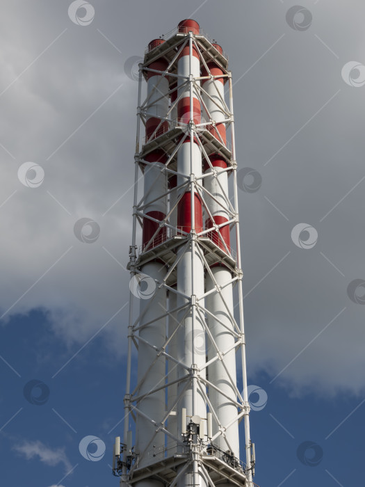 Скачать Высокая красно-белая труба на фоне голубого неба фотосток Ozero
