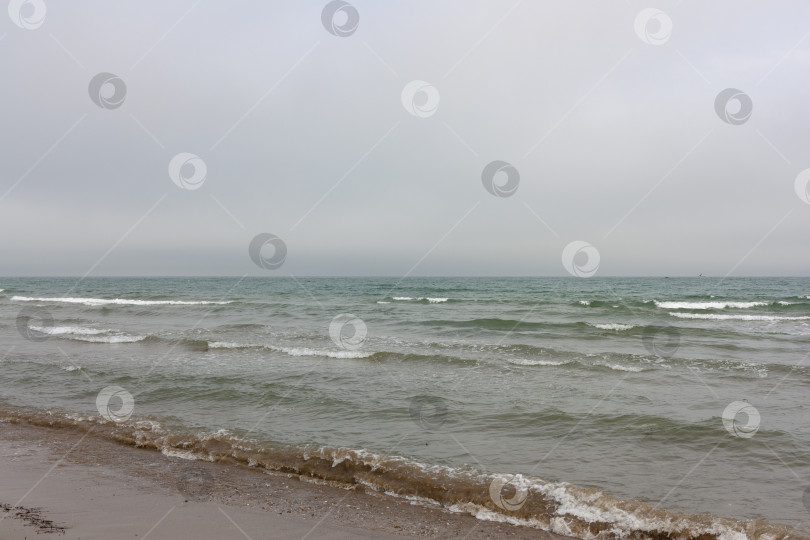 Скачать Морская волна на песчаном пляже фотосток Ozero