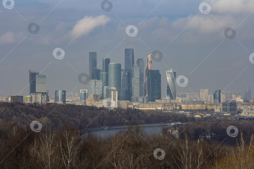 Скачать Современные здания из стекла и стали, небоскребы на фоне неба фотосток Ozero