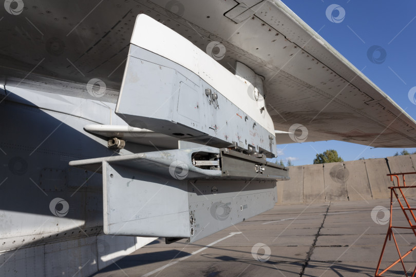 Скачать Пилон под крылом военного самолета для подвешивания ракет и бомб фотосток Ozero