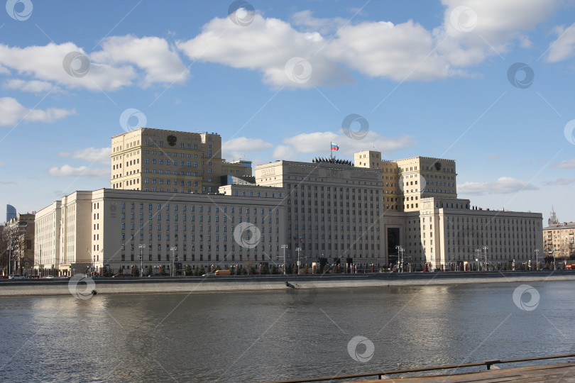 Скачать МОСКВА, РОССИЯ - 21 мая 2015 года: штаб-квартира Министерства обороны России на Фрунзенской набережной в Москве, Россия. фотосток Ozero
