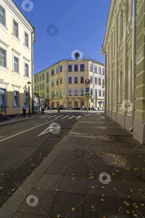 Скачать Старый многоквартирный дом в центре Москвы. фотосток Ozero