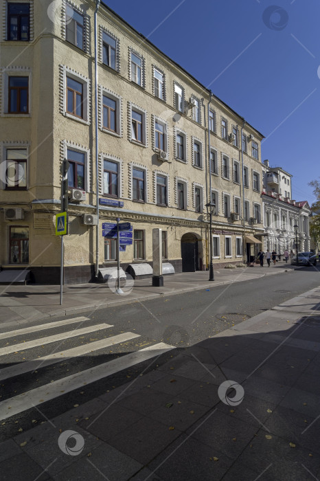Скачать Старый многоквартирный дом в центре Москвы. фотосток Ozero