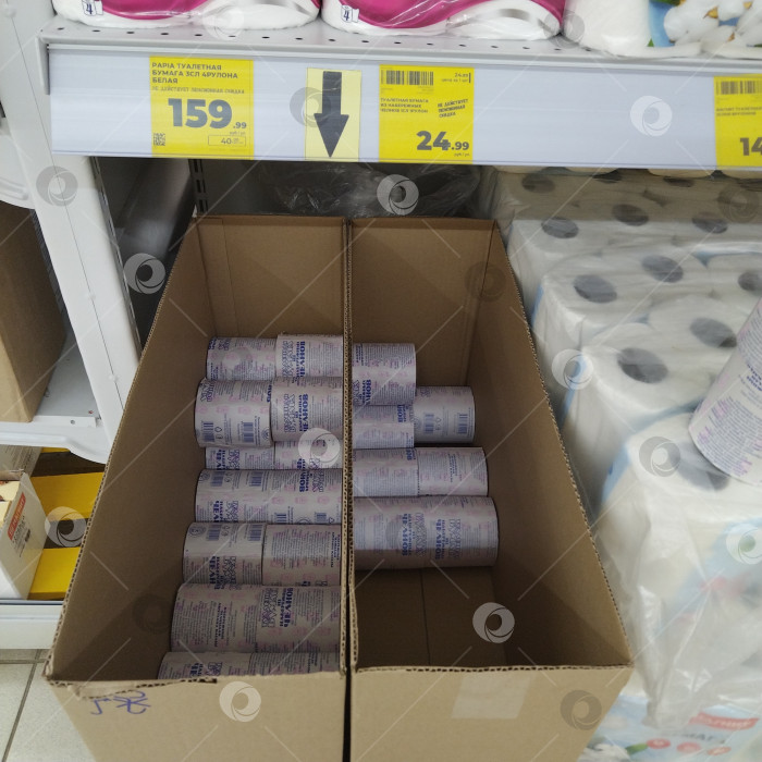 Скачать Отдел туалетной бумаги в магазине "Магнит". фотосток Ozero