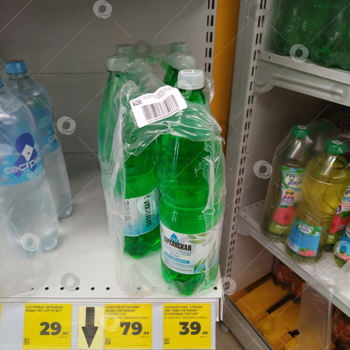Скачать Отдел минеральной воды в магазине "Магнит". фотосток Ozero