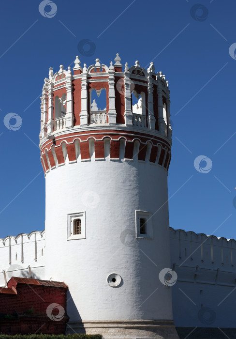 Скачать Москва, Россия - август 13, 2023: башня Новодевичьего монастыря на фоне голубого неба фотосток Ozero