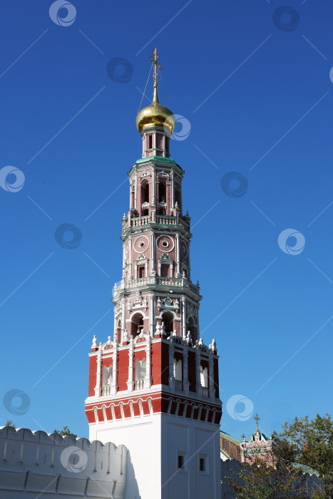 Скачать Москва, Россия - август 20, 2023: башня Новодевичьего монастыря и колокольня на территории монастыря фотосток Ozero