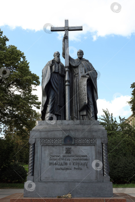 Скачать Москва, Россия, 16 августа 2023 года: Памятник братьям Кириллу и Мефодию - просветителям, создателям славянской азбуки, на Лубянском проезде. Скульптор – Вячеслав Клык фотосток Ozero