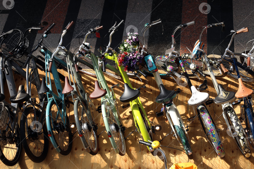 Скачать Москва, Россия - август 20, 2023: Велосипеды для детей и взрослых продаются в большом магазине. фотосток Ozero