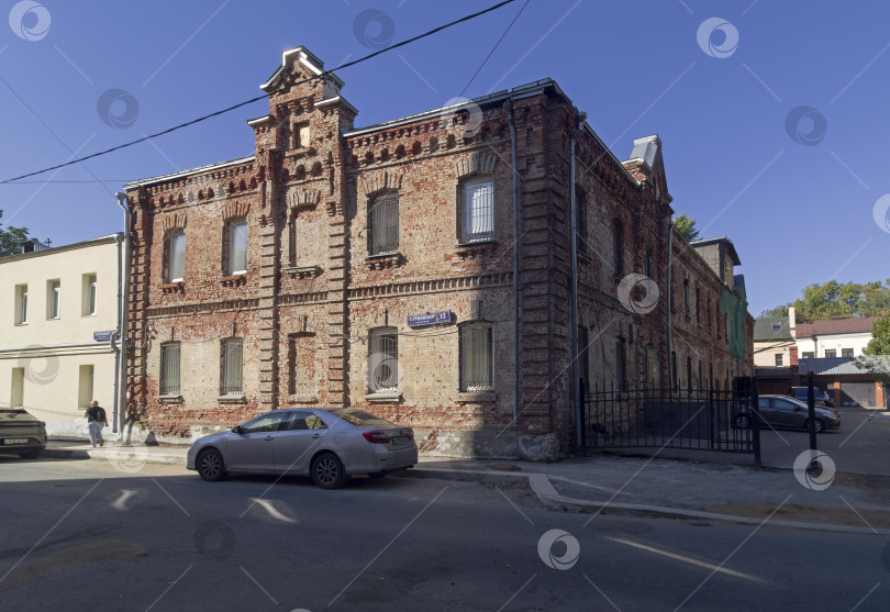 Скачать Старое нежилое здание, в котором проводится реконструкция. Москва. фотосток Ozero