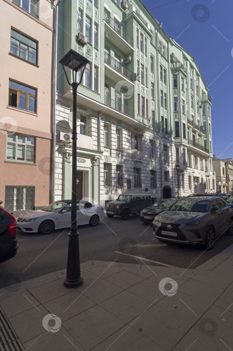 Скачать Старый многоквартирный дом в центре Москвы. фотосток Ozero