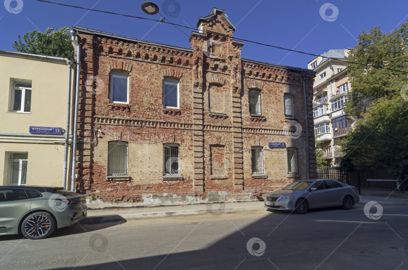 Скачать Старое нежилое здание, в котором проводится реконструкция. Москва. фотосток Ozero