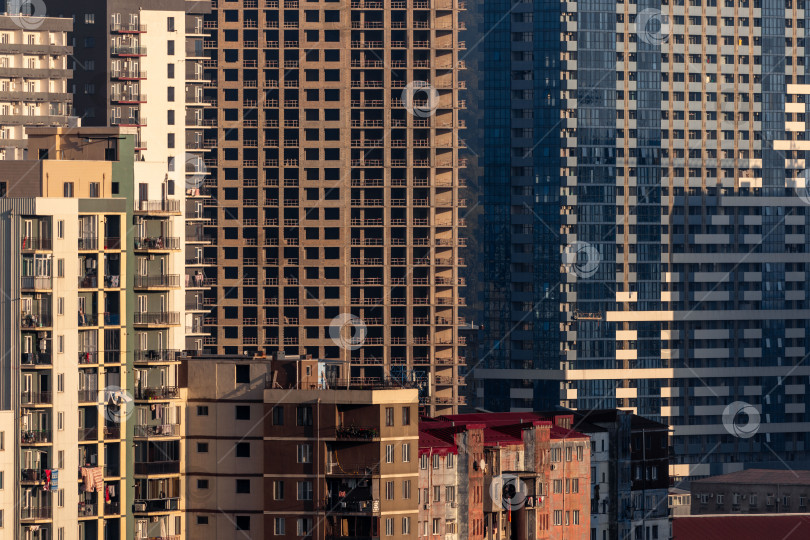 Скачать Многоэтажный современный жилой дом с видом на море фотосток Ozero