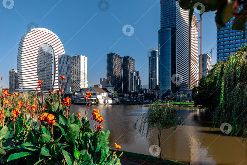 Скачать Батуми, Грузия - ноябрь 2023 года: Небоскребы Батуми. На переднем плане - озеро Нуригель. фотосток Ozero