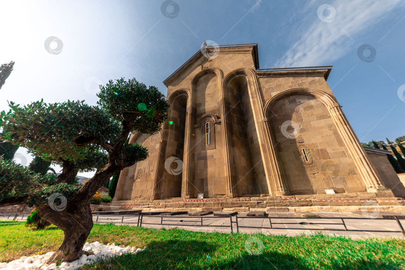 Скачать Мцхета, Грузия - ноябрь 2023 года: Монастырь Самтавро. Уникальное, духовно богатое место! Соленое. фотосток Ozero