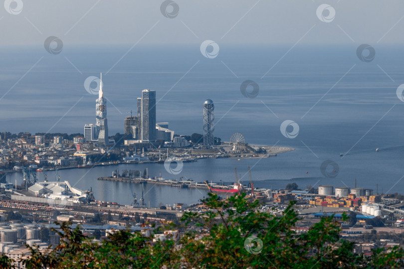 Скачать Панорама Батуми с гор. Вид с высоты птичьего полета. Центральная часть Батуми. Небоскребы и здания фотосток Ozero
