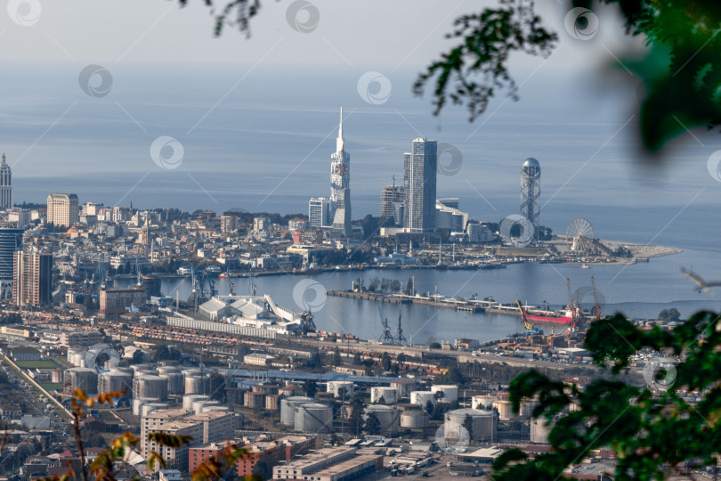 Скачать Панорама Батуми с гор. Вид с высоты птичьего полета. Центральная часть Батуми. Небоскребы и здания фотосток Ozero