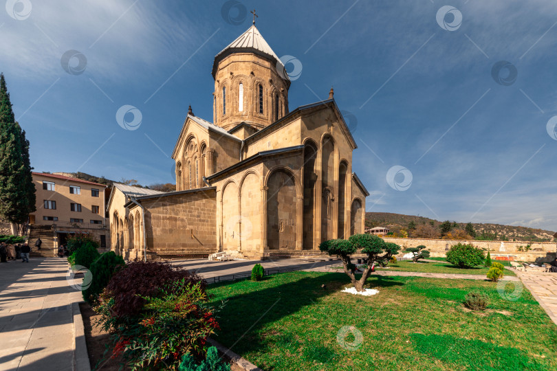 Скачать Мцхета, Грузия - ноябрь 2023 года: Монастырь Самтавро. Уникальное, духовно богатое место! Соленое. фотосток Ozero
