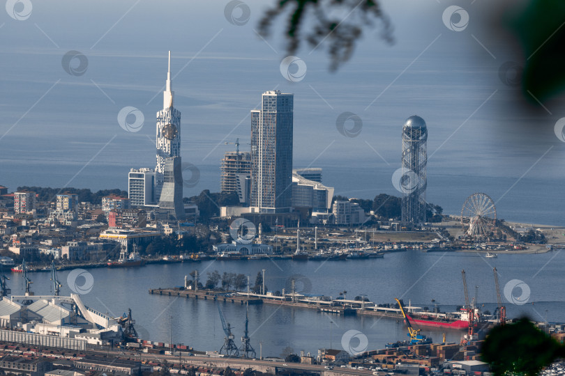 Скачать Панорама Батуми с гор. Вид с высоты птичьего полета. Центральная часть Батуми. Небоскребы и здания фотосток Ozero