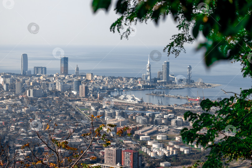 Скачать Панорама Батуми с гор. Вид с высоты птичьего полета. Центральная часть Батуми. Небоскребы и здания фотосток Ozero
